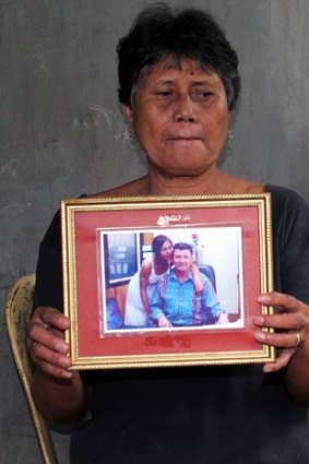 Salvadora Gutang shows a photo of her daughter Miraflor Gutang with Warren Rodwell.