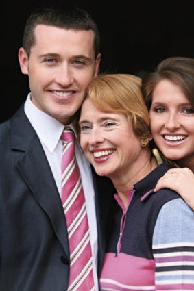 … with mum Gai and sister Kate in Sydney, 2007 …