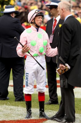Frankie Dettori speaks with William Mullins before the race.