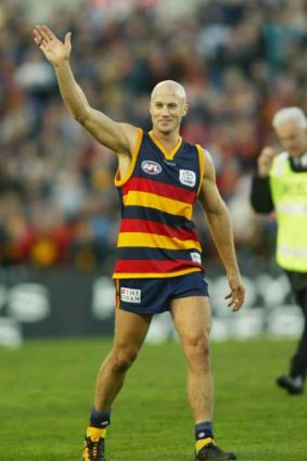 Nigel Smart acknowledges the crowd after playing his last AFL game at AAMI Stadium in 2004.