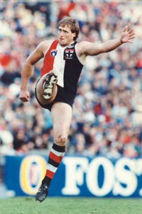 Tony Lockett in action for St Kilda.