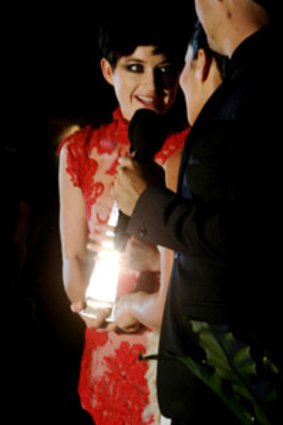 Megan Washington accepts the 2010 Best Female Artist ARIA award.