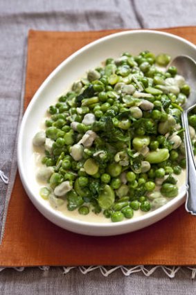 Broad beans and peas with cream and garlic.