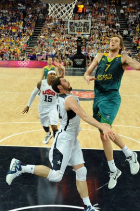 Joe Ingles ... challenged by Kevin Love.