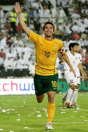 Harry Kewell has been told to sign or forget Victory's offer.