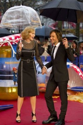 Nicole Kidman and Keith Urban on the rain-drenched red carpet in London last night.