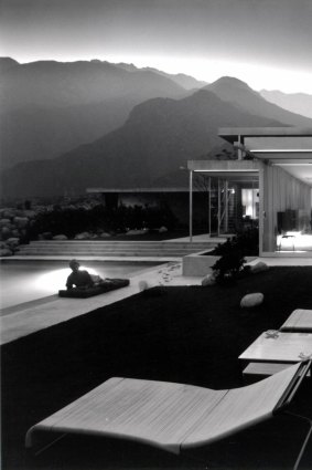 Kaufman House by Julius Shulman (1947), who had an eye for new talent and helped make the careers of many architects. 