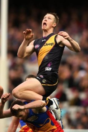 Jack Riewoldt attempting to mark over Pearce Hanley.