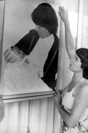 Lindy Chamberlain holding a picture of herself holding baby daughter Azaria. 