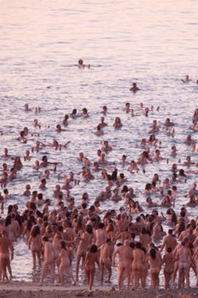 More than 1,000 nude Israelis pose for American art photographer Spencer Tunick's first Middle East mass shoot.