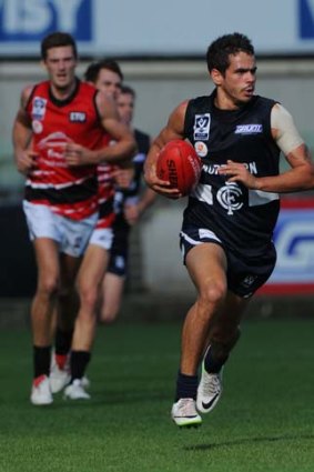 Jeff Garlett makes a break during the match against the Frankston Dolphins on Saturday.