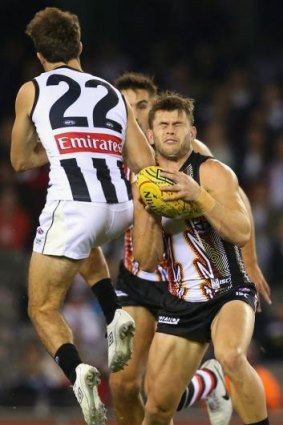 Out: Steele Sidebottom’s elbow collects Maverick Weller’s head.