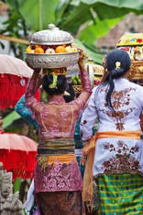 Gifts for the gods … women carrying temple offerings.