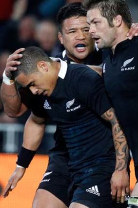 New Zealand's Kevin Mealamu (c) celebrates with captain Richie McCaw against South Africa.