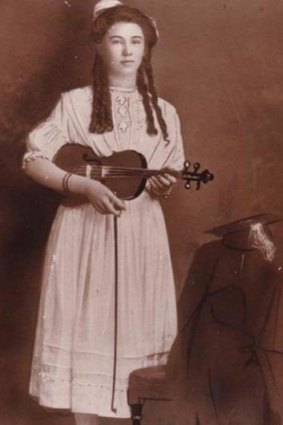 Edna Leer, 1910. 