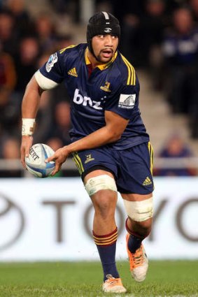 Nasi Manu of the Highlanders spreads the ball.