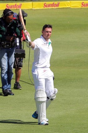 Graeme Smith acknowledges the crowd as he departs the Test arena for the last time.