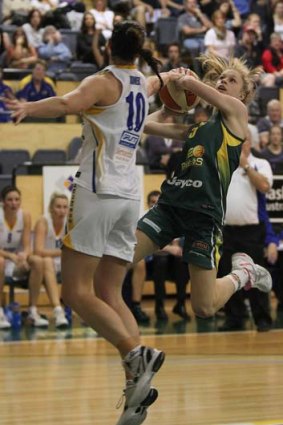 Key play: Dandenong's Aimee Clydesdale attempts a basket.