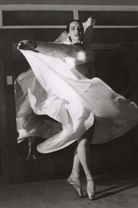 Graceful &#8230; Beth Dean Carell, whose talent impressed audiences worldwide, in her ballet studio at Parramatta in 1959.
