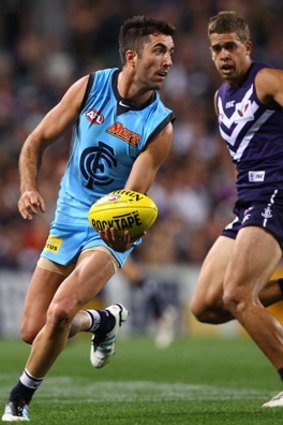 The Blues' Kade Simpson looks to fire off a handball against the Dockers.