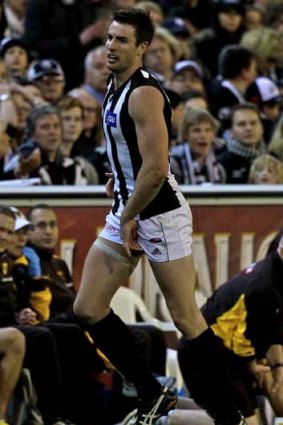 An injured Darren Jolly runs to the bench during last night's preliminary final against Hawthorn.