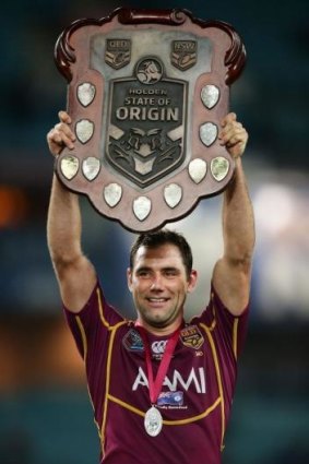 Cameron Smith holds aloft the State of Origin trophy in 2013.