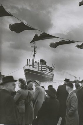 The Dominion Monarch arrives at Port Melbourne in August 1946.