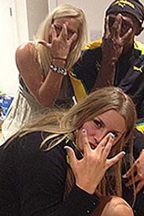 The tweet ... Usain Bolt celebrated his 100m triumph by posting a photo of him partying with three members of the Swedidh women's handball team.
