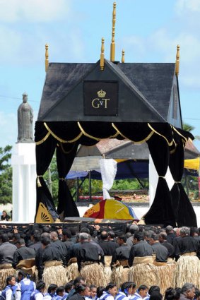 The black and gold catafalque carrying the casket of King George Tupou V arrives at Mala'ekula.