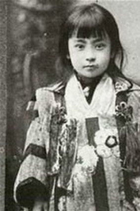 Misao Okawa pictured with her older sister, circa 1900.