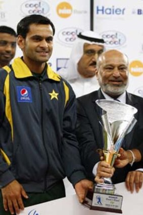 Pakistan captain Mohammad Hafeez (left) and his Sri Lankan counterpart Dinesh Chandimal with the trophy after the two-match Twenty20 series ended in a draw in Dubai.