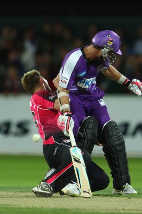 Brett Lee of the Sydney 6ers collides with Phil Jaques of the Hurricanes.