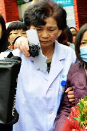 Breathing more easily ... H7N9 bird flu patient, surnamed Jia (C), is escorted from a hospital upon her recovery in Hangzhou, east China's Zhejiang Province last week. Experts from the UN's health agency have downplayed fears of a pandemic.