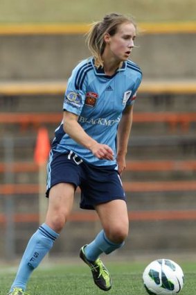 Ellyse Perry playing for Sydney FC.
