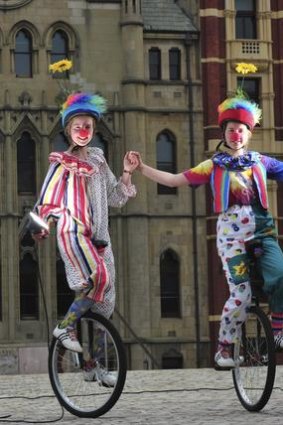 Identical twins Sophie and Amanda Fontaine will ride 50 kilometres around the bay on unicycles for a Smith Family fund raiser.