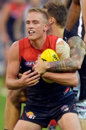 Melbourne's Bernie Vince makes sure he is in possession as Collingwood's Jamie Elliott slips an exploratory hand to investigate.