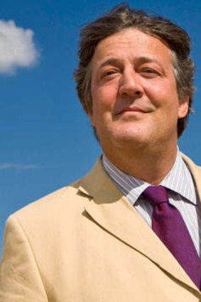 English actor Stephen Fry is calling for a boycott of the Sochi Winter Olympics.