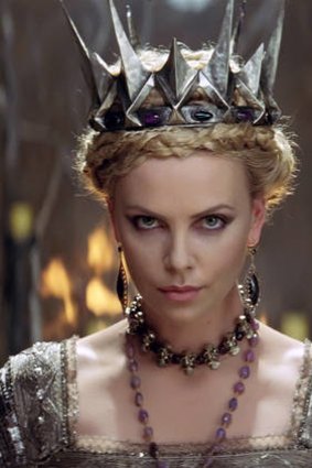 Charlize Theron as the evil queen Ravenna.