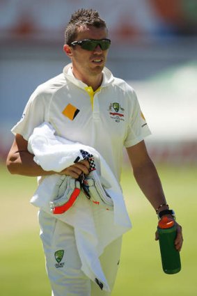 Peter Siddle runs drinks to his teammates during day one of the third Test.