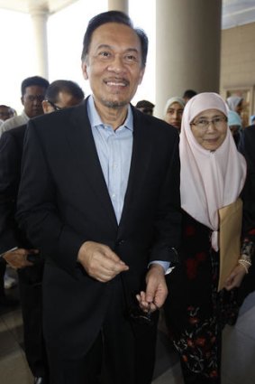 Malaysian opposition leader Anwar Ibrahim with his wife outside court in Kuala Lumpur last August.