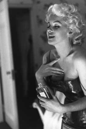 Marilyn Monroe applies Chanel no. 5