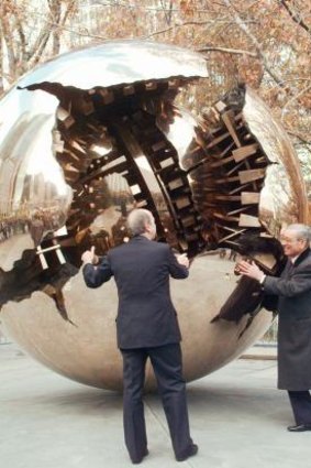 Scuptor Arnaldo Pomodoro with then UN secretary-general Boutros Boutros-Ghali, centre, at the unveiling of "Sphere Within a Sphere" at the United Nations in 1996.