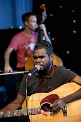 Michael Hohnen performing with Gurrumul.