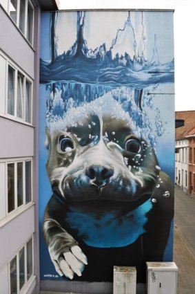 Smates' four-storey underwater dog on Belgian wall.