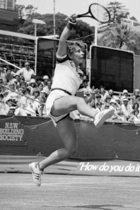 Wendy Turnbull returns a high ball in the final of the NSW open tennis championships. 7 December 1980