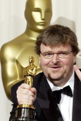 Micahel Moore with the Oscar he won for <i>Bowling For Columbine</i> in 2003.
