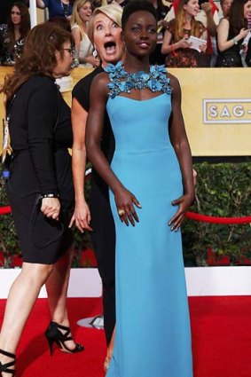 Emma Thompson photobombs Lupita Nyong'o.