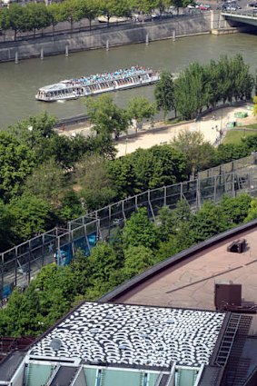 Aboriginal artist Lena Nyadbi's giant art work will be displayed permanently on the roof of Quay Branly Museum.