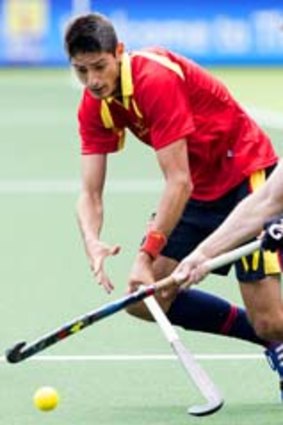 Spain's Xavier Lleonart vies with Australia's Simon Orchard during Monday's match in The Hague.