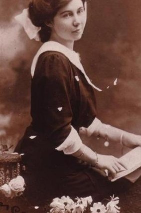 Edna Leer circa 1918. 